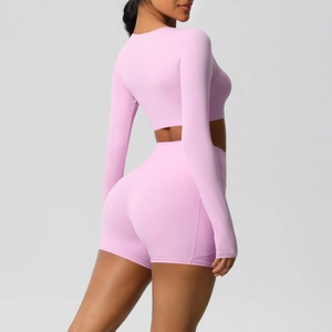 Detail van de roze yoga short met hoge taille en set met crop top en lange mouwen