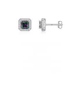 Dettaglio di orecchini in argento S925 con zirconi cubici quadrati colorati e halo