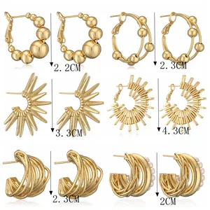 Detailed size chart showing vertical height measurements in CM for gold C-shape hoop earrings