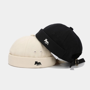 Docker hats in beige and black with dog embroidery and adjustable metal buckle