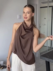 Haut licou en satin marron pour femme avec dos nu et texture soyeuse élégante