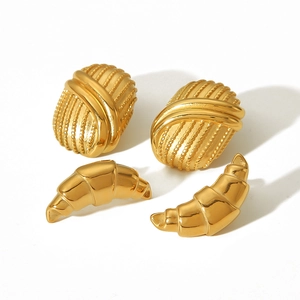 Boucles d'oreilles croissant en acier doré 18 carats avec texture tissée et finie lisse