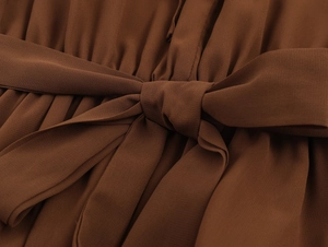 Vue détaillée du nœud de taille marron foncé élégant sur une robe longue de style français