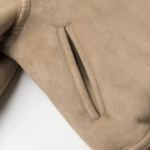 Vue détaillée du tissu en daim kaki et des coutures professionnelles sur la poche