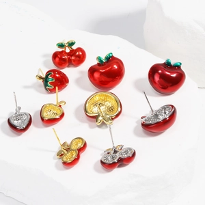 Lot de 10 boucles d'oreilles cerise et pomme en émail rouge avec dorure et cristaux