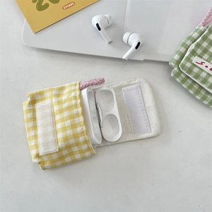 Vista detallada de una bolsa de tela a cuadros amarillos para auriculares con velcro