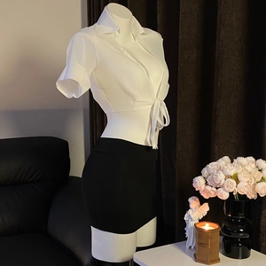 Uniforme sexy de secrétaire avec chemise blanche nouée et mini-jupe moulante noire