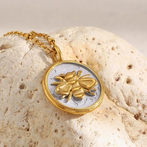 Collier en acier inoxydable plaqué or 18K avec pendentif abeille sur une pierre naturelle