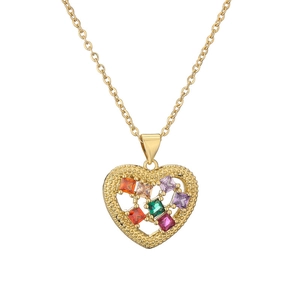 Collier avec pendentif cœur doré et zircons multicolores sur une chaîne délicate