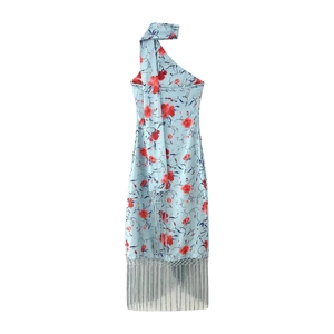 Abito monospalla celeste con stampa floreale di peonie rosse e bordo con frange