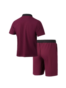 Vue détaillée du dos de l'ensemble bordeaux pour hommes montrant la texture gaufrée