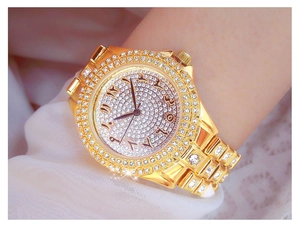 Gros plan détaillé d'une montre de luxe dorée avec pavage de diamants et chiffres arabes