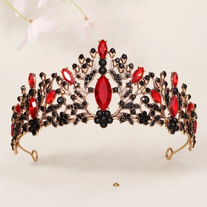 Gros plan de la couronne de mariée en or vintage avec cristaux marquise rouges et strass noirs