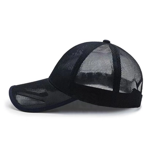 Vista laterale di un cappello da sole in rete nera traspirante dal design sportivo