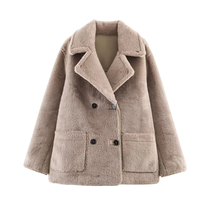 Manteau à double boutonnage en fausse fourrure beige avec larges revers et grandes poches