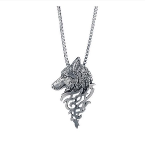 Détail du pendentif tête de loup argenté avec motif flamme sur chaîne à mailles