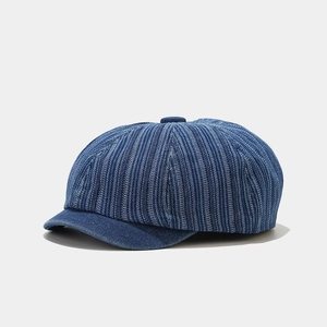 Berretto newsboy in denim lavato blu indaco con trama a righe verticali e bottoni