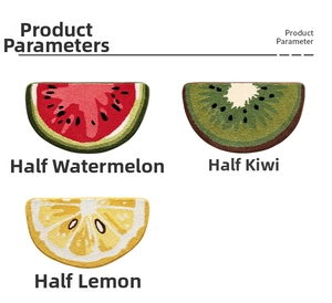 Dettaglio dei tappetini da bagno a semicerchio con motivi di anguria, kiwi e limone vivaci