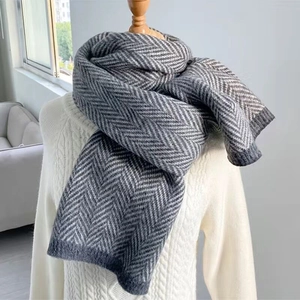 Sciarpa invernale classica in maglia grigia da donna con motivo a spina di pesce