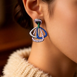 Gros plan de boucles d'oreilles vintage en argent avec zircons rose bleu vert