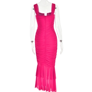 Détail de la robe sirène rose rouge montrant des volants étagés et une texture en résille