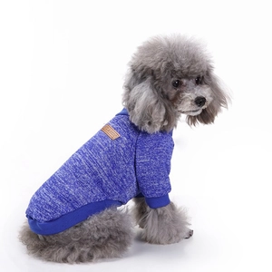 Details des dunkelblauen Hundepullovers mit klassischer Strickstruktur für kleine Hunde