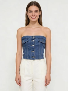 Vista frontale dettagliata del top a fascia in denim di cotone blu con bottoni e tasche