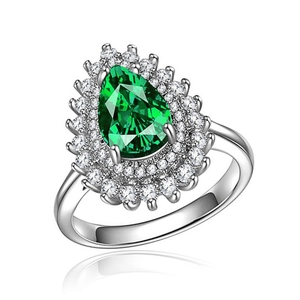 Elegante anello di smeraldo a goccia con doppio alone di zirconi in montatura argento
