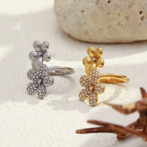 Détail des bagues double fleurs en or 18 carats et argent serties de zircons