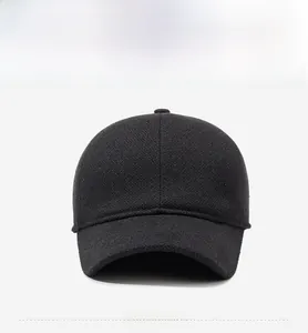 Dettaglio del cappello da baseball nero in lana con logo metallico e tessuto strutturato