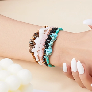 Detailaufnahme mehrlagiger Natursteinarmbänder mit Tigerauge- und Türkisperlen für Damen