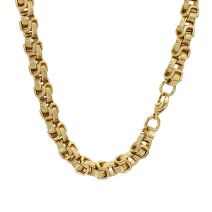 Collier chaîne byzantine dorée en acier titane pour hommes avec fermoir sur fond blanc