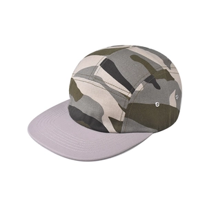 Vue détaillée d'une casquette camouflage 5 panels en coton vintage avec bord plat gris