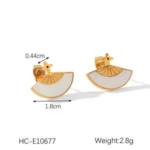 Detailed size view of gold fan-shaped stud earrings with white shell inlay, 1.8cm wide