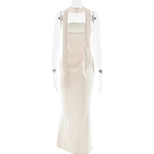Détail du dos de la robe en satin élégante avec de longs rubans de cou fluides blanc cassé