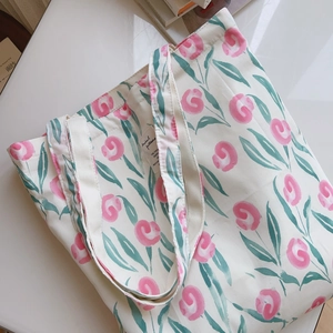 Vue détaillée de l'étiquette interne et du motif floral rose sur le sac en coton