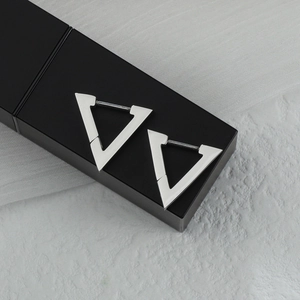 Orecchini a cerchio triangolari in argento lucido con design geometrico e stile minimalista