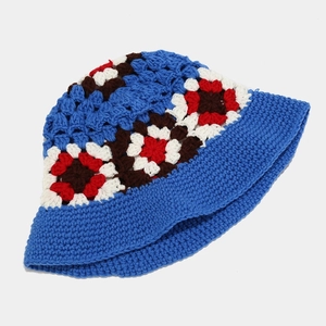 Detailaufnahme des handgehäkelten Fischerhuts mit blauem Retro-Blumenstrickmuster