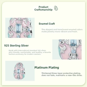 Détail du charm œuf en argent 925 avec pierres bleues et incrustation d'émail rose