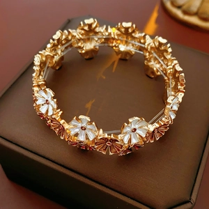 Detail eines elastischen Blumenarmbands mit Emaille-Blütenblättern auf Schmuckkästchen