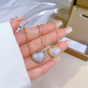 Collane con ciondolo a cuore minimaliste in oro e argento con finitura perlata iridescente