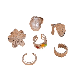 Set de 6 bagues or rose avec fleur, perle baroque et détails de pierres gemmes