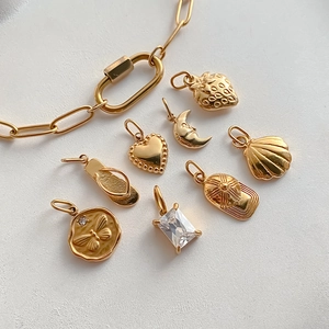 Gouden roestvrijstalen DIY-sieradenset met bedeltjes zoals hart, maan en schelpvormen.