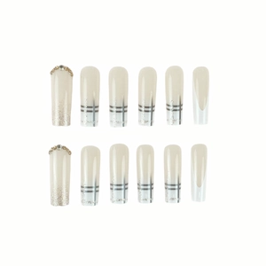 Faux ongles longs forme cercueil avec motif à carreaux marron et détails strass