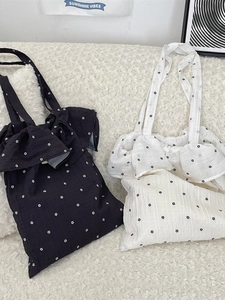 Sac fourre-tout à fleurs avec bordures à volants en noir et blanc sur fond doux