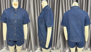 Dreiseitige Ansicht des dunkelblauen Damen-Denim-Sets aus Hemd und Shorts für Passform