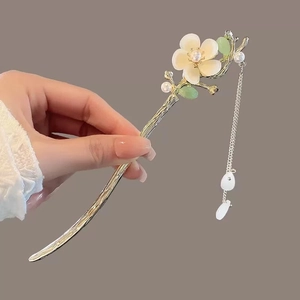 Épingle à cheveux vintage magnolia avec fleur jaune et longs glands dorés élégants