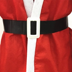 Dettaglio del costume di Babbo Natale con tessuto felpato rosso e cintura nera con fibbia bianca