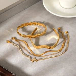 Elegant gold-plated wavy stainless steel bracelet and heart rhythm chain jewelry set