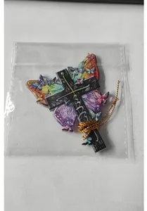 Bunter Schmetterling Kreuz Acryl Auto Anhänger Deko mit goldener Kordel im Detail